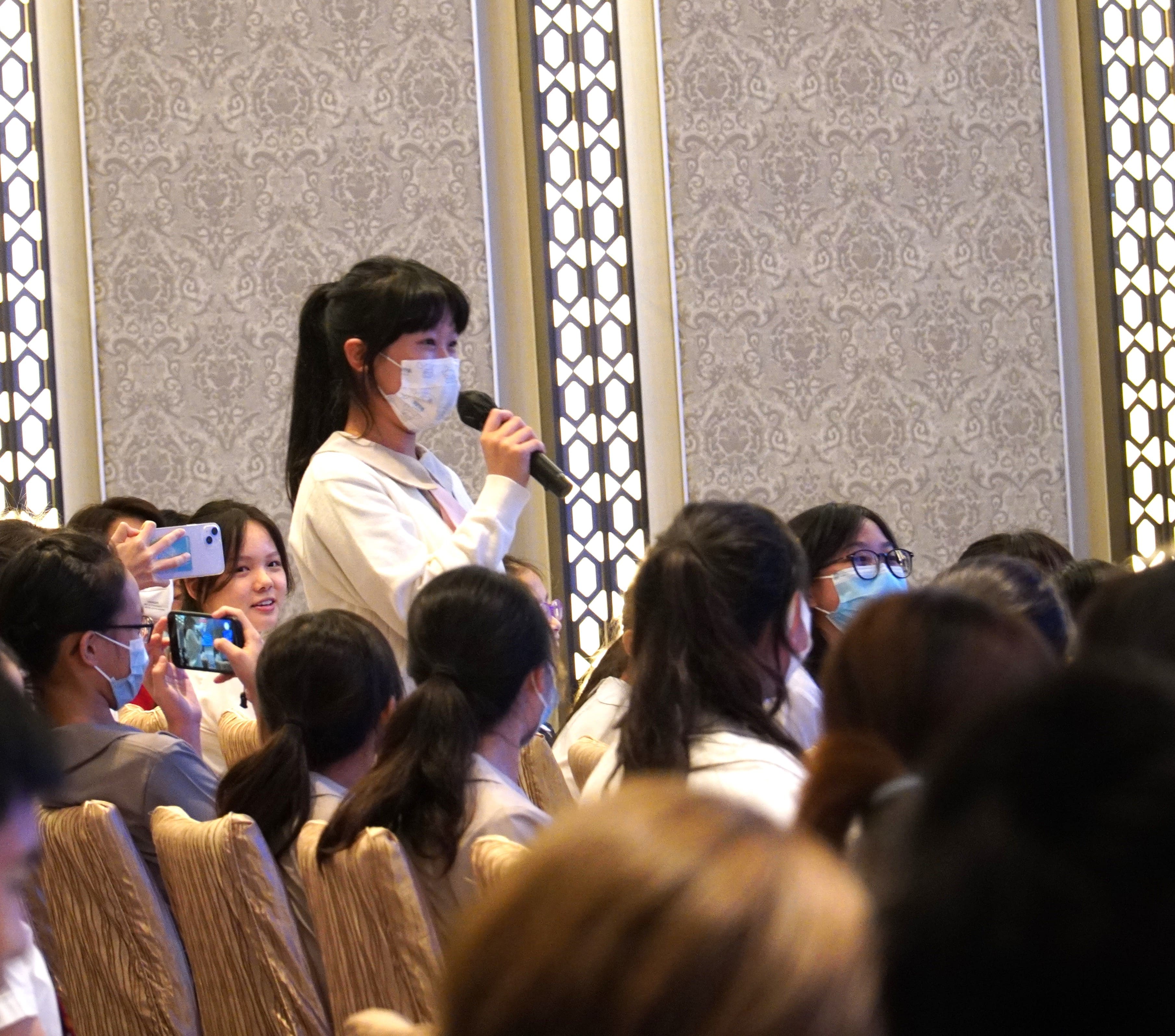 B3 學生把握機會向運動員請教.jpg